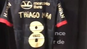 Camisa de Thiago Maia foi uma das que tiveram nome e numeração feitos por crianças do Lar São Domingos | Twitter.com/Flamengo