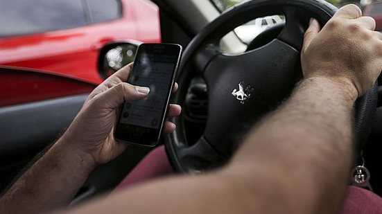 O uso de celular na direção é uma infração gravíssima, de acordo com o Código de Trânsito Brasileiro (CTB) | Foto: Marcelo Camargo / Agência Brasil