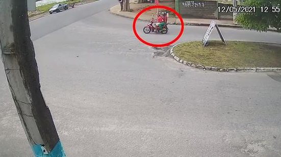 Imagens mostram que o autor se deslocou em uma motocicleta, acompanhado da vítima, 50 minutos antes do crime ser praticado. Minutos depois, ele volta sozinho em outra moto preta. | Foto: Reprodução