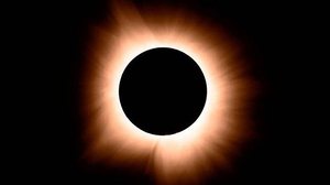 O eclipse poderá ser observado de forma parcial em algumas localidades do país | Reprodução