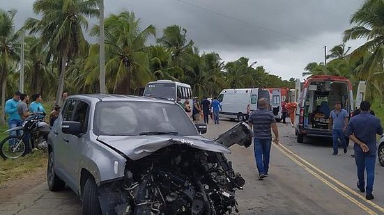 Carros vão parar fora da pista após colisão com carreta em Roteiro | Foto: Cortesia