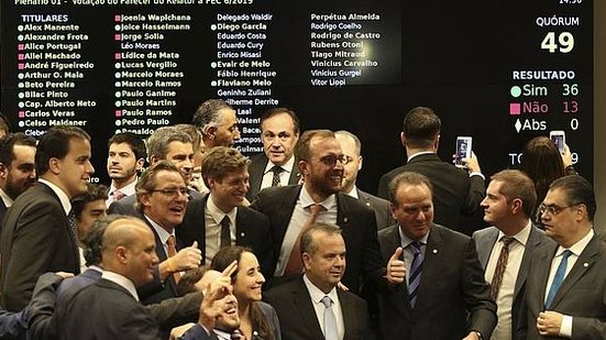 Deputados comemoram a aprovação do texto-base da reforma da Previdência | Fabio Rodrigues Pozzebom / Agência Brasil