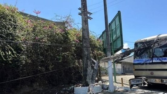 Ônibus foi parar na calçada após o acidente | Foto: Reprodução