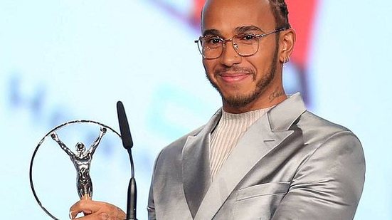 Lewis Hamilton mostra o Laureus de melhor atleta masculino de 2019 | Lewis Hamilton no Twitter