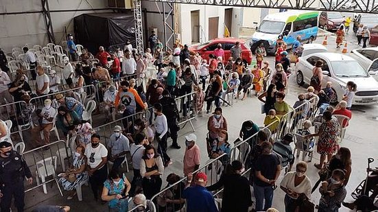 Imagem Mesmo debaixo de chuva, idosos vão em busca de vacinação no primeiro dia em Maceió; veja fotos