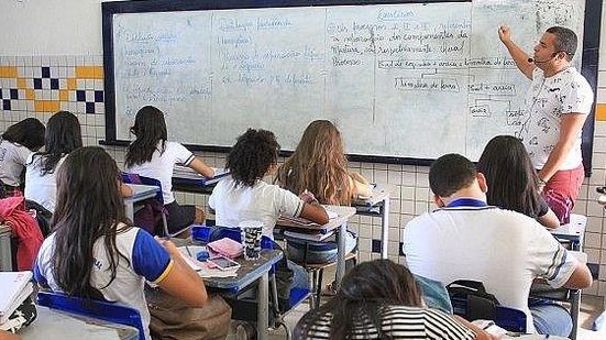 Imagem Aprovados no concurso da Educação devem entregar documentos a partir desta segunda