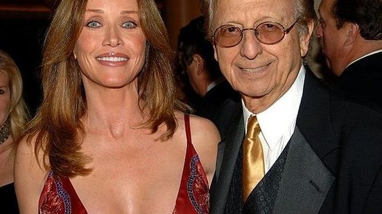 A atriz Tanya Roberts (ao lado do agente Norby Walters) em uma foto de 2006