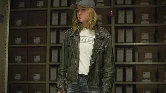 Brie Larson interpreta Carol Danvers, uma guerreira que perdeu a memória e procura respostas na Terra | Marvel/Divulgação