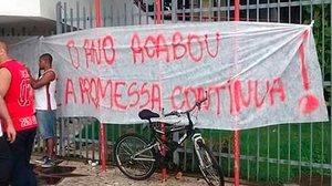 Imagem Torcida do Flamengo protesta contra elenco em aeroporto após eliminação