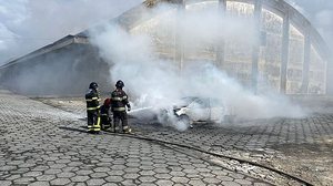 Carro pegou fogo dentro do Porto de Maceió, no Jaraguá | Foto: Cortesia / Ascom Bombeiros