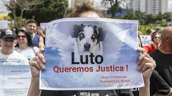 Manifestantes se reúnem no estacionamento do supermercado Carrefour, em Osasco, para protestar contra a morte da cadela Manchinha. Durante o protesto o supermercado permanece fechado | Taba Benedicto/Folhapress