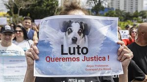 Manifestantes se reúnem no estacionamento do supermercado Carrefour, em Osasco, para protestar contra a morte da cadela Manchinha. Durante o protesto o supermercado permanece fechado | Taba Benedicto/Folhapress