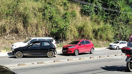 Imagem Carro perde freio e bate de ré em outro veículo na Leste-Oeste