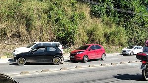 Imagem Carro perde freio e bate de ré em outro veículo na Leste-Oeste