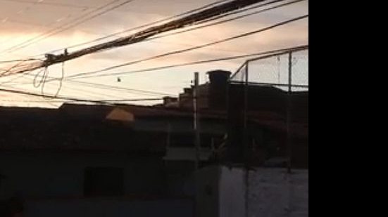 Helicóptero sobrevoa bairro da orla em busca dos suspeitos | Reprodução / Vídeo