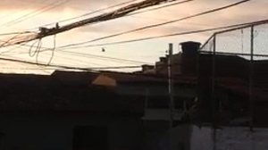 Helicóptero sobrevoa bairro da orla em busca dos suspeitos | Reprodução / Vídeo