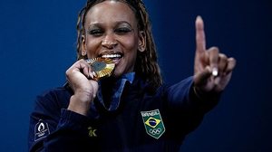 Rebeca Andrade foi ouro no solo contra a Simone Biles | Alexandre Loureiro/COB