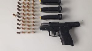 A arma usada pelo infrator citado, uma pistola calibre 9mm, foi apreendida com 41 munições do mesmo calibre. | Foto: Ascom SSP