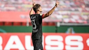 Imagem Palmeiras formaliza proposta ao Leverkusen para ter Lucas Alario por empréstimo