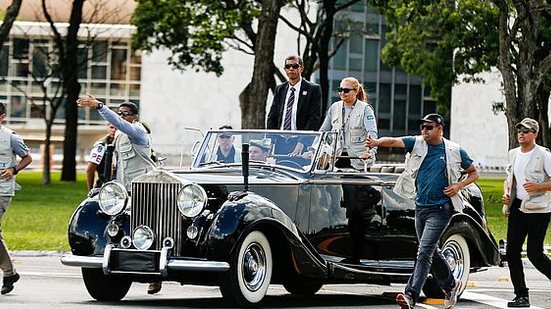 Servidores simulam serem Jair Bolsonaro e Michelle durante ensaio da posse na Esplanada dos Ministérios | Walterson Rosa/Folhapress