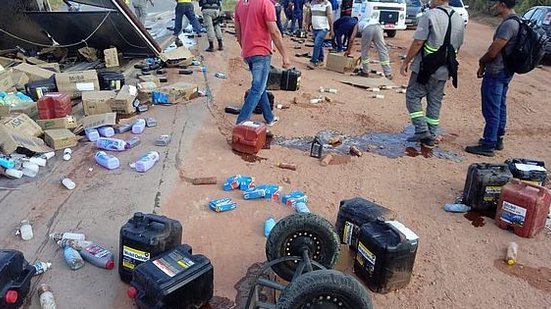 Imagem Carreta tomba após motorista perder o controle em curva na AL 420, em Roteiro