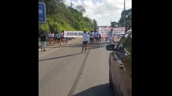 Moradores de Paripueira bloqueram os dois sentidos da AL-101 Norte em protesto para pedir justiça pela morte de Ane Caroline | Foto: Reprodução