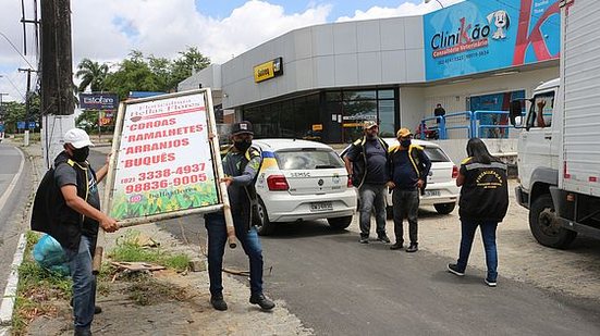 Fiscais recolhem material de propaganda irregular na Avenida Durval de Góes Monteiro | Ascom Semscs