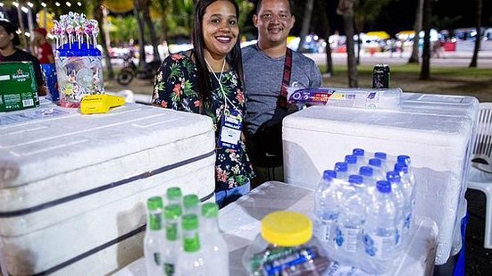 O ambulante Diego Timóteo, acompanhado da esposa, espera um bom lucro com as vendas no evento | Alisson Frazão/Secom Maceió