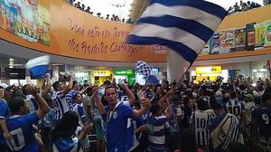 Torcida do CSA deve comparecer em peso ao aeroporto. Prática tem sido comum nas últimas conquistas do CSA, como nesta foto, quando recebeu a equipe após a vitória por 2 a 1 sobre o Figueirense em Florianópolis, no dia 9 de setembro | Ascom CSA