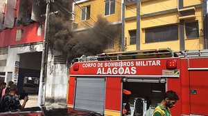 Imagem Incêndio atinge depósito de pneus no Centro de Maceió; veja imagens