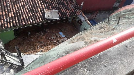 Paredes da casa foram derrubadas pela invasão de terra | Foto: Cortesia ao TNH1