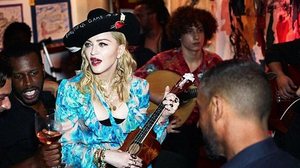 Madonna cantando em seu bar preferido em Portugal | Divulgação