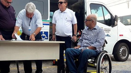 Secretário assina entrega de vans para deficientes físicos | TNH1