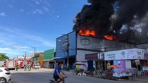 Imagem Vídeo: incêndio atinge estabelecimento no Tabuleiro e bombeiros são acionados