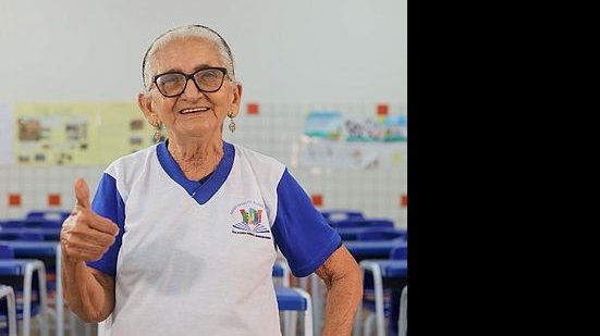 Imagem Aluna de 78 anos comemora ao escrever o nome pela primeira vez