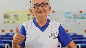 Imagem Aluna de 78 anos comemora ao escrever o nome pela primeira vez