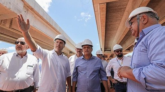 Acompanhado de secretários estaduais e representantes do setor produtivo alagoano, governador Renan Filho visitou as obras de construção do Viaduto da Polícia Rodoviária Federal (PRF) e do Hospital Metropolitano