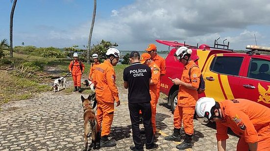 Buscas pelo corpo do jovem Paulo Richard no Pontal da Barra | Foto: Cortesia / Ascom PC