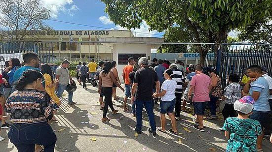 Imagem Urna eletrônica com defeito atrasa início de votação em seção de Arapiraca