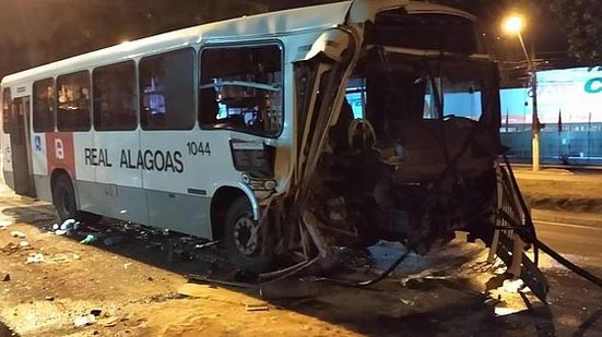 Frente do ônibus ficou totalmente destruída | Cortesia