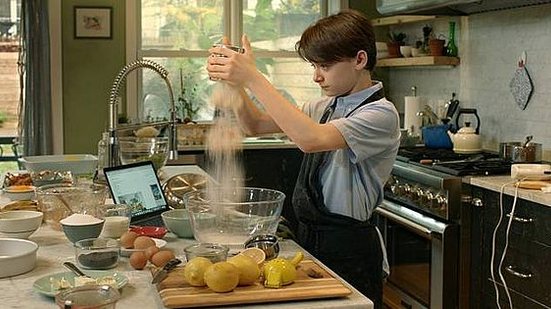 Noah Schnapp interpreta menino apaixonado por gastronomia no filme 'Abe' | Divulgação