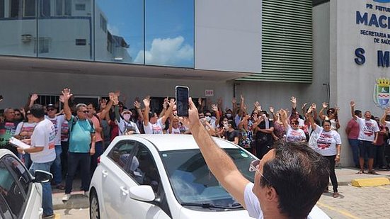 Agentes mobilizados na porta da Secretaria Municipal de Saúde de Maceió | Foto: Cortesia ao TNH1