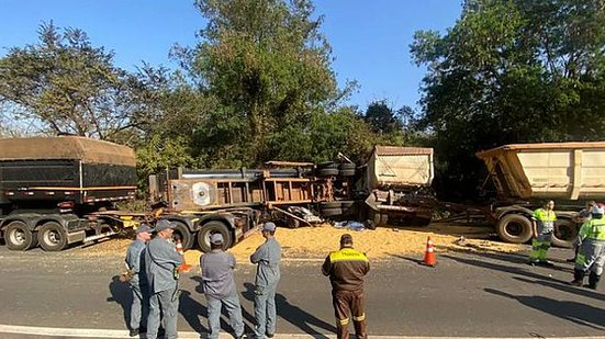 Imagem Motorista morre em SP após carro ser prensado por carretas