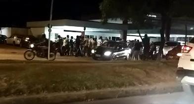 Imagem Taxistas protestam na porta da Central de Flagrantes, após assassinato de companheiro