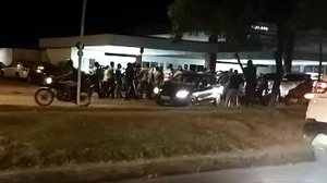 Imagem Taxistas protestam na porta da Central de Flagrantes, após assassinato de companheiro