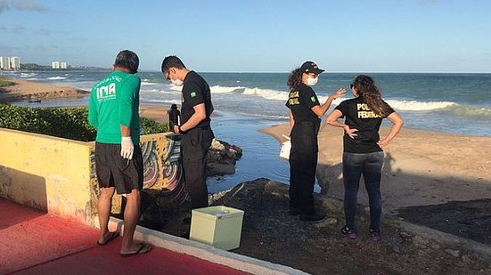 Imagem Após transbordamento de esgoto, Polícia Federal coleta amostas na orla de Maceió