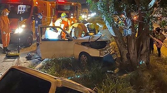 Imagem Motorista bate carro em árvore e fica preso às ferragens na BR-104, em Rio Largo