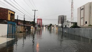 Rua Miguel Palmeira, no Pinheiro, ficou alagada | TV Pajuçara / Henrique Pereira