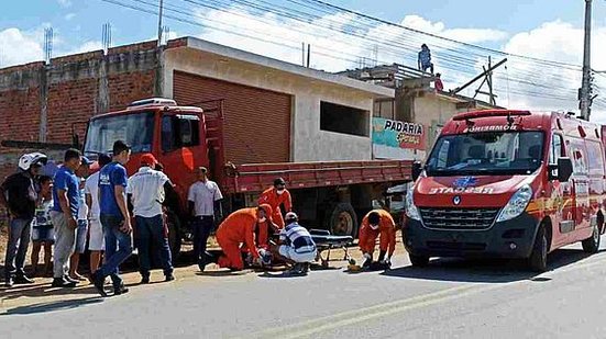 Motociclista teve fratura exposta no braço e na perna e foi socorrido ao Hospital Regional da Mata | Oziel Nascimento?BR-104