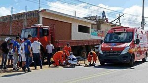 Motociclista teve fratura exposta no braço e na perna e foi socorrido ao Hospital Regional da Mata | Oziel Nascimento?BR-104